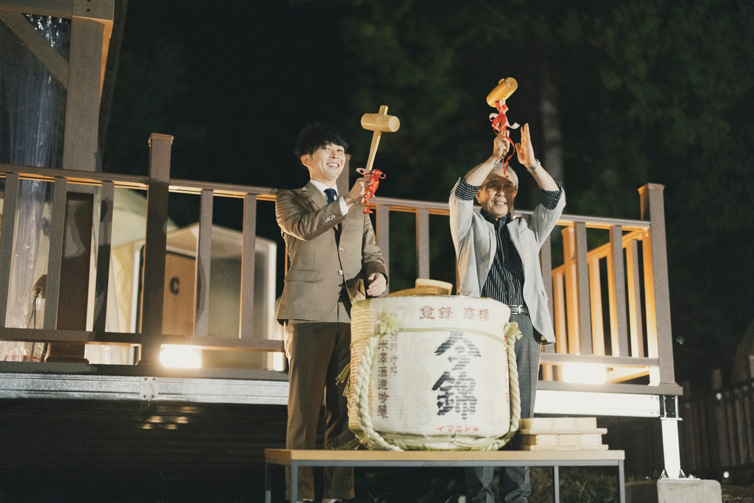 町長と共に地元のお酒を使った鏡開き